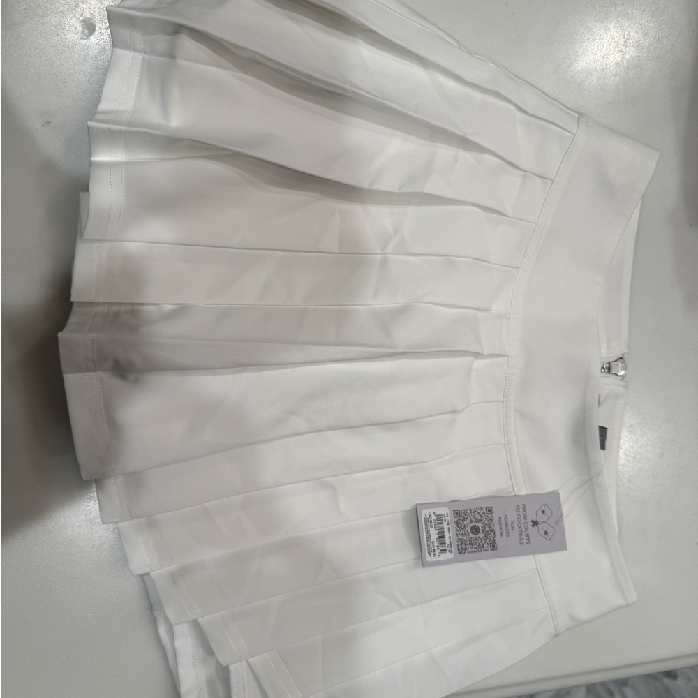 Elegant White Pleated Mini Skirt